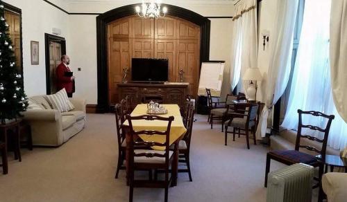 Спільний лаунж/ТБ зона, The Royal Hotel Tain in Тейн