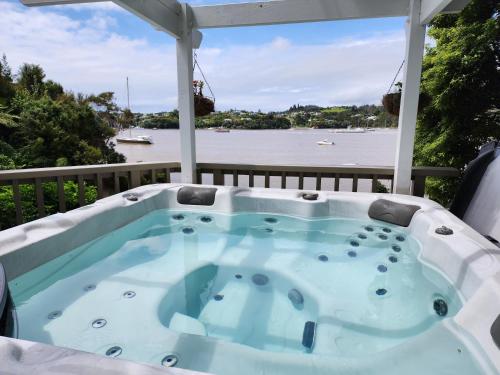 Hot tub, Water's Edge Holiday Home in Opua