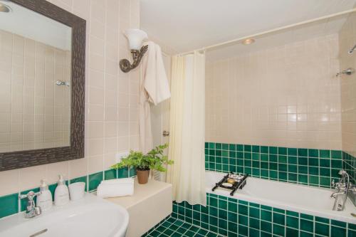 room detail thumbnail 2