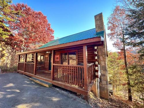 Moon Shadow - Beautiful Cabin 1 mile from Parkway, Pigeon Forge