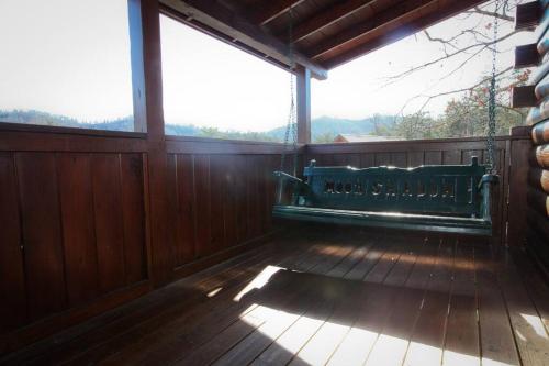 Moon Shadow - Beautiful Cabin 1 mile from Parkway, Pigeon Forge (photo 5)