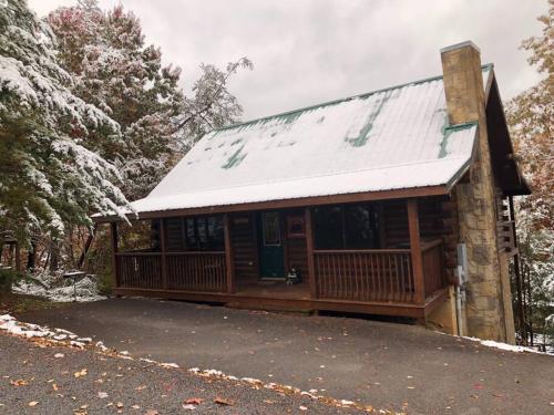 Moon Shadow - Beautiful Cabin 1 mile from Parkway in Pigeon Forge, USA