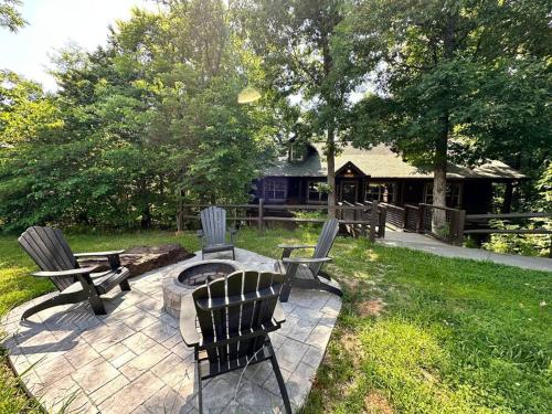 Moon Willow - one level cabin with 2 master suites, Walnut Grove