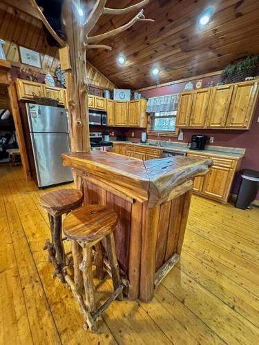 Moon Willow - one level cabin with 2 master suites in Walnut Grove, USA