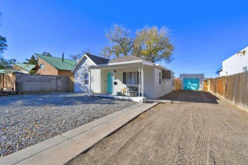 House with Great Beds, Full Kitchen, Fenced Yard