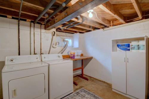 House with Great Beds, Full Kitchen, Fenced Yard