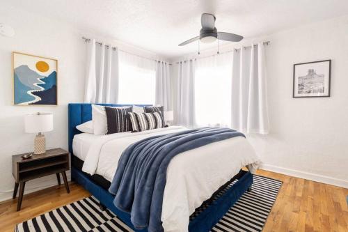 House with Great Beds, Full Kitchen, Fenced Yard, Albuquerque