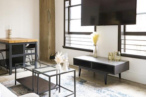 Two-Bedroom Deluxe Apartment image 9