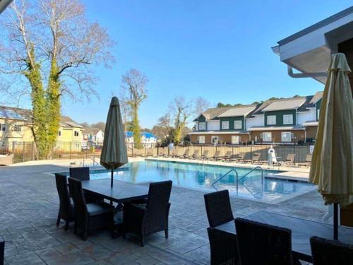 Chic Townhome with Pool and Fitness Center in Clemson, USA