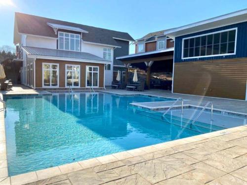 Chic Townhome with Pool and Fitness Center in Clemson, USA