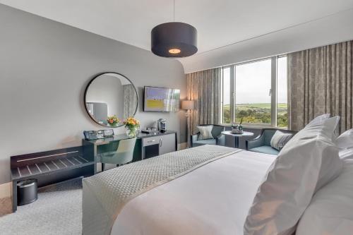 Deluxe King Room image 2