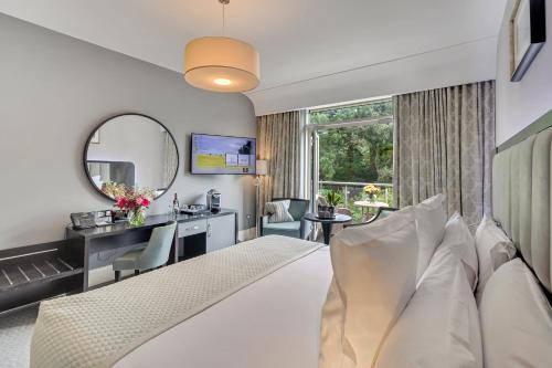 Deluxe King Room with Balcony image 3
