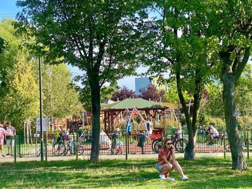 Apartment near Metro Station and Park, Varsovia (foto 9)
