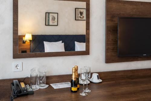 Twin Room with Balcony and Sea View image 2