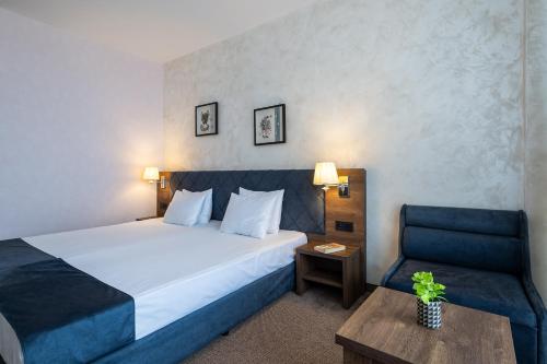 Twin Room with Balcony and Sea View image 4