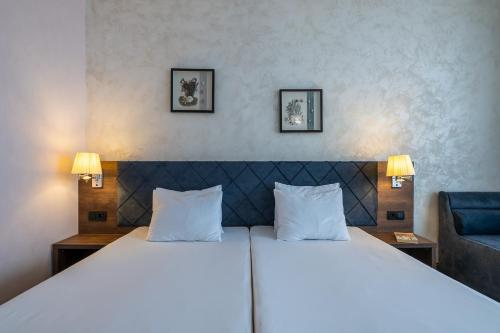Twin Room with Balcony and Park View image 9