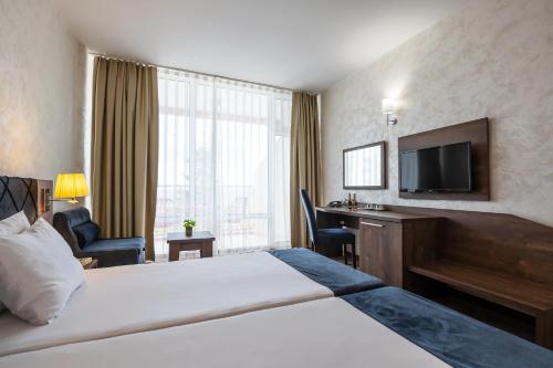 Twin Room with Balcony and Park View image 8