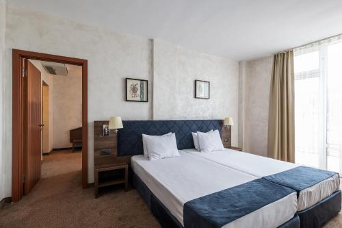 One-Bedroom Suite with Balcony and Sea View (4 Adults) image 9
