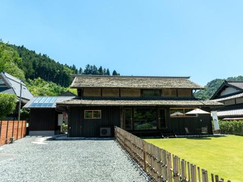 2 bedrooms, 6 beds