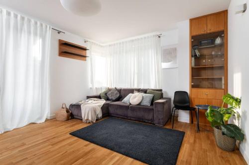 Superb Czerska Family Apartment With Parking, Varšava