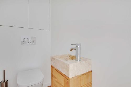 Spacious Apartment - 2BR/4P - Place de Clichy - image 11