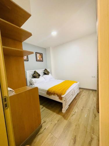 Spacious 2bed home - Tap to explore photos