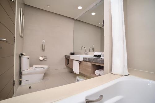 Standard King Room image 3