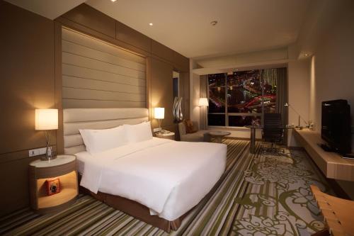 Standard King Room with River View image 2