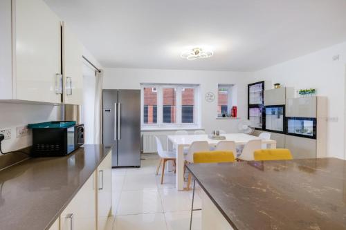 Foxherne 6 Bedroom 3Bath Serviced House 18 - image 14