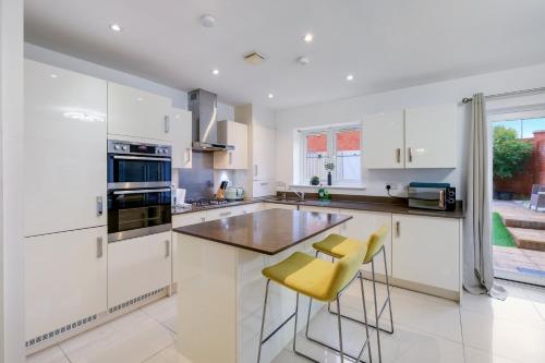 Foxherne 6 Bedroom 3Bath Serviced House 18 - image 11