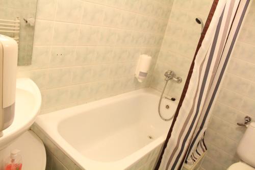 3 twin beds