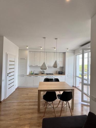 White Apartment Melnyka10 in Ivano-Frankivsk