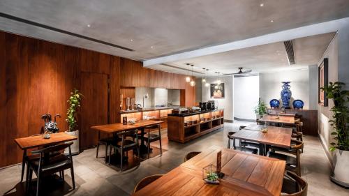 Restauracja, Triple E Hotel Metro Ben Thanh near Targ Ben Thanh