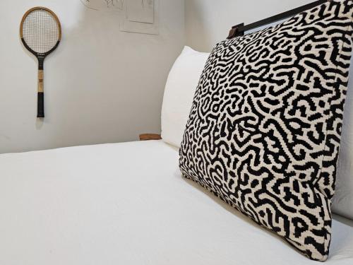 Charming 1BR Cabin with Netflix & Workspace Charming 1BR Cabin with Netflix & Workspace