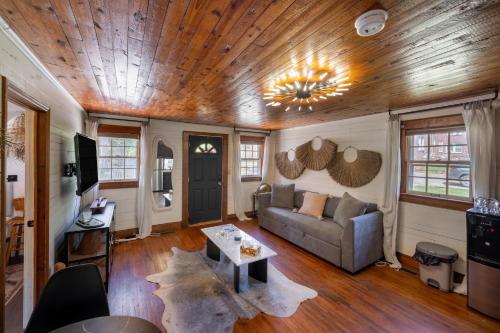 Charming 1BR Cabin with Netflix & Workspace Charming 1BR Cabin with Netflix & Workspace