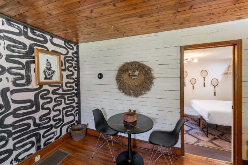 Charming 1BR Cabin with Netflix & Workspace Charming 1BR Cabin with Netflix & Workspace