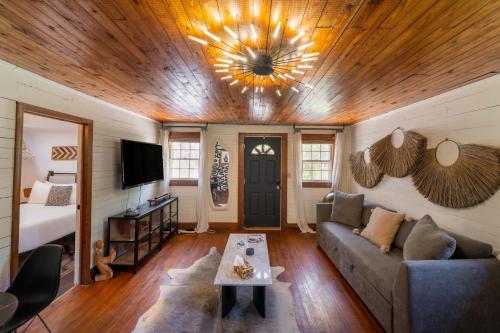 Charming 1BR Cabin with Netflix & Workspace Charming 1BR Cabin with Netflix & Workspace