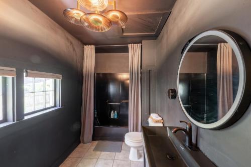 Charming 1BR Cabin with Netflix & Workspace Charming 1BR Cabin with Netflix & Workspace