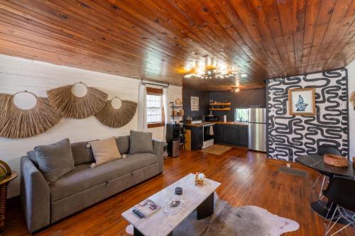 Charming 1BR Cabin with Netflix & Workspace Charming 1BR Cabin with Netflix & Workspace