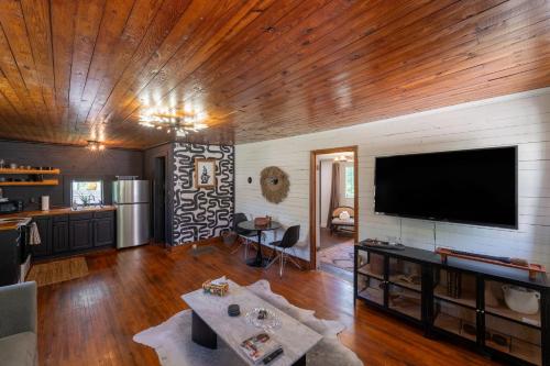 Charming 1BR Cabin with Netflix & Workspace Charming 1BR Cabin with Netflix & Workspace