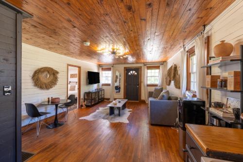 Charming 1BR Cabin with Netflix & Workspace Charming 1BR Cabin with Netflix & Workspace