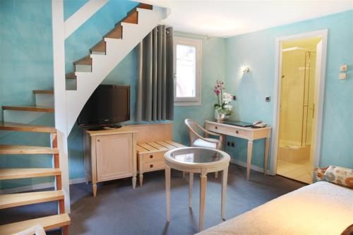 Triple Family Room image 3