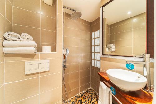 Chambre double avec 1 ou 2 lits, vue sur la piscine