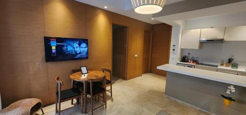 Gardenia CFC by IB Signature - Cosy 1Bedroom Apt with Wifi, 24x7 Security, Parking, Self check-in, Large terrace, Walk to Cafes and Gym, Касабланка (фото 10)