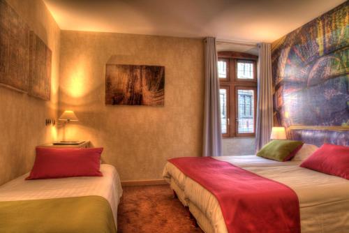 Triple Family Room image 7