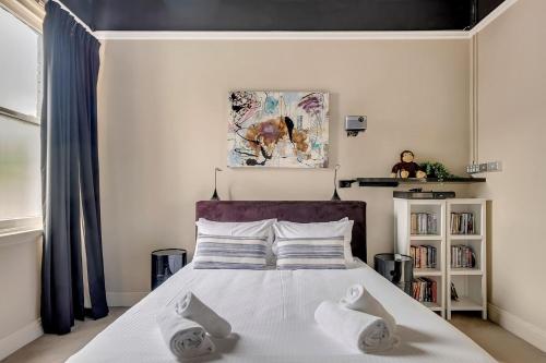 Mesmerising 3BR Home - Cinema Room & Spa Bath - image 6