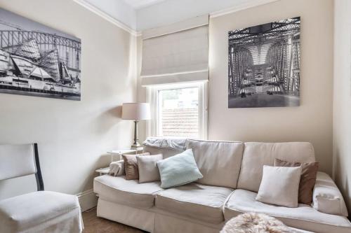 Mesmerising 3BR Home - Cinema Room & Spa Bath - image 13
