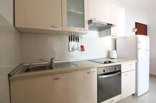 Apartments by the sea Metajna Pag - 6486 - image 2