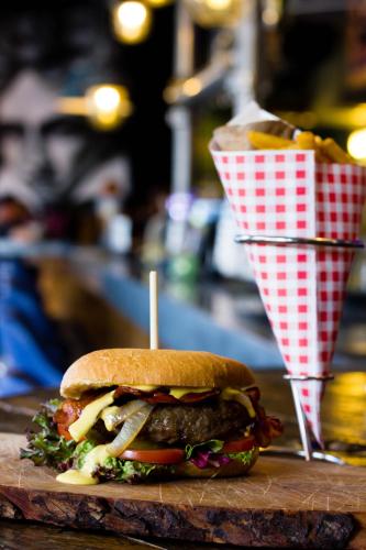 อาหารและเครื่องดื่ม, บลู คอลลาร์ โฮเต็ล (Blue Collar Hotel) in ไอน์โฮเฟน