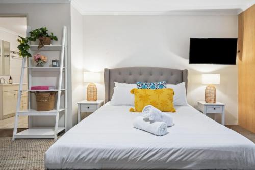 Cozy Retreat with Balcony in Crows Nest - image 14